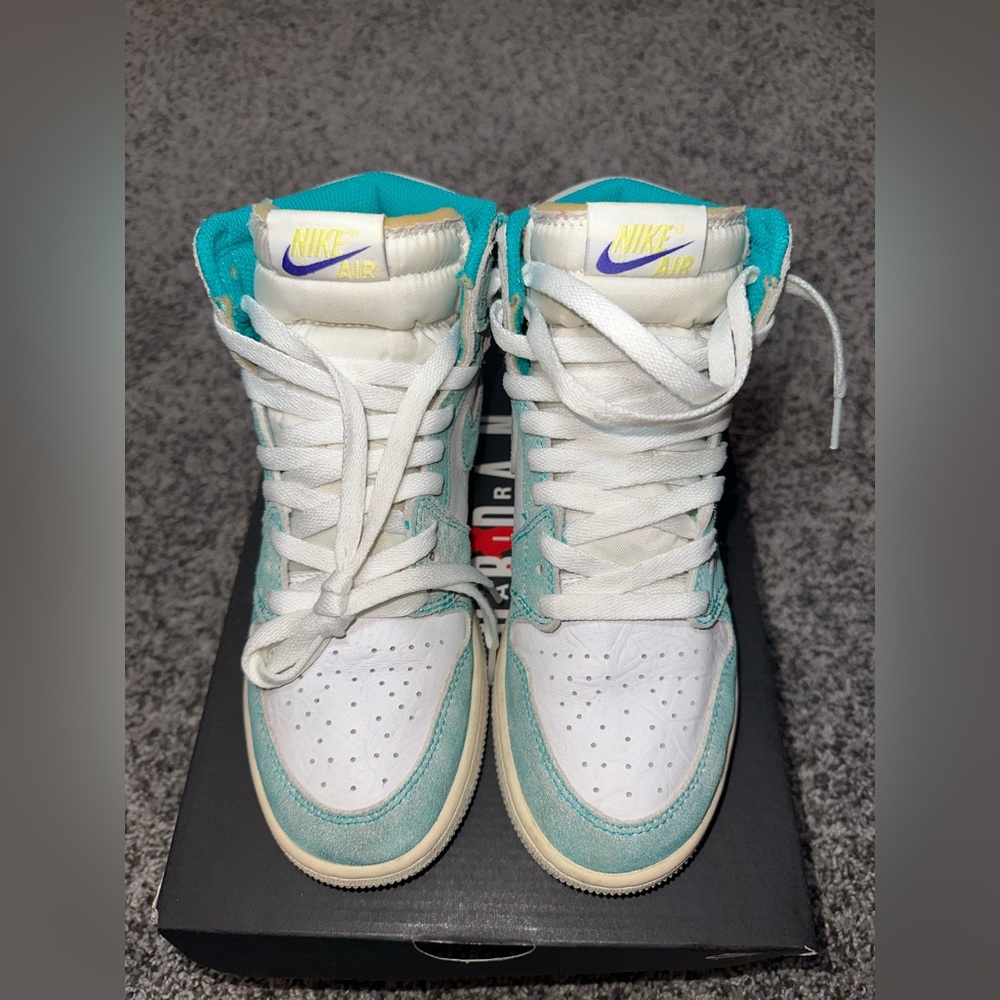 Jordan 1 Retro High Turbo Green (GS)

In great condition 
Size: GS 5